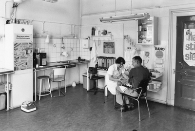 828164 Afbeelding van het afnemen van bloed bij een bezoeker aan de Bloedtransfusiedienst van het Nederlandse Rode ...